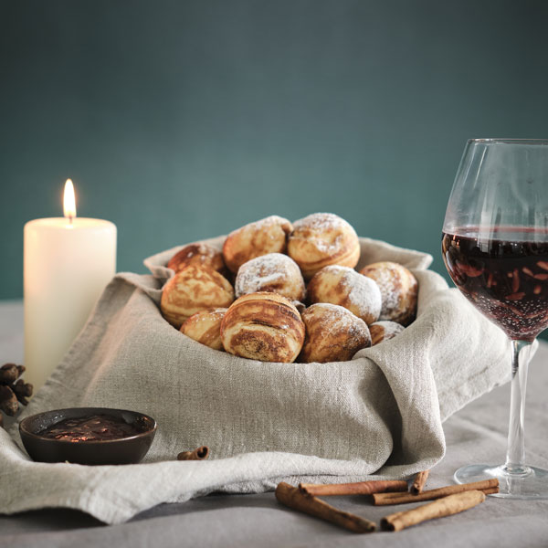 Æbleskiver (3 stk.) m. jordb. syltetøj & Flormelis